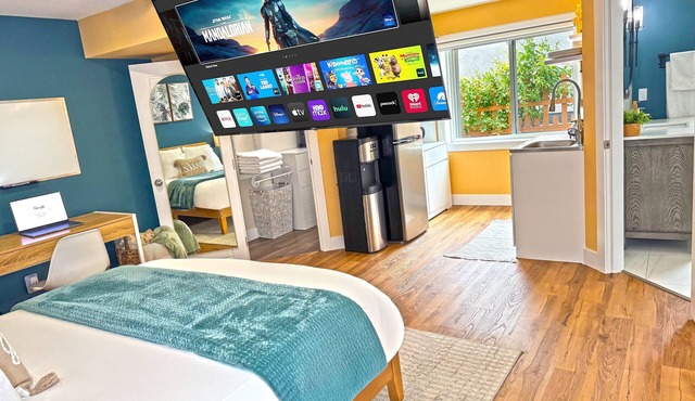 Private Studio/5 Min to DT/Self Check-In/75"TV