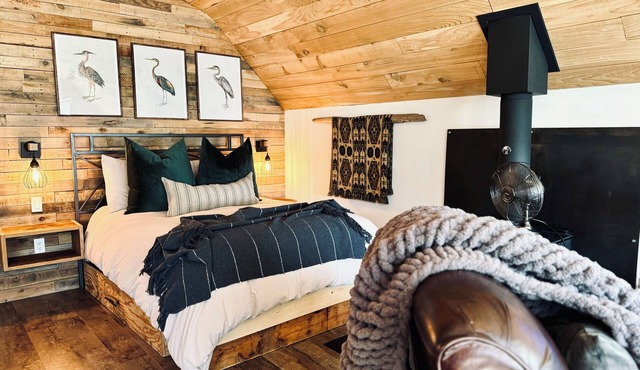 Private studio, beach access, hot tub, storm watching pet friendly - Heron Suite