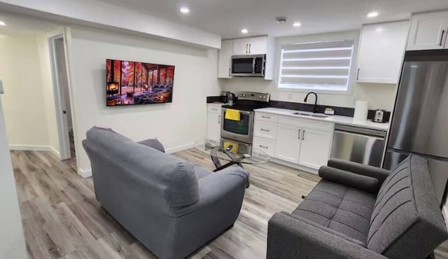 Private suite, Close to Airport, SeparateEntrance