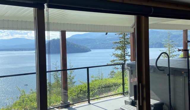 Private suite! This house is the Iconic house of the Shuswap lake!