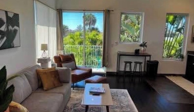 Private Tree Top studio - 1 mile to 5th Ave, all the action & Naples Beach!