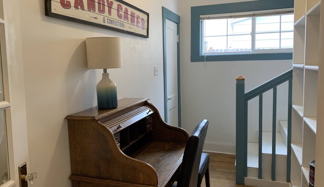 Quaint Little Getaway - Home Away from Home