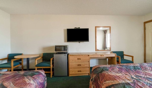 Queen Room w/Microwave + Cable TV – Perfect for Budget Stays