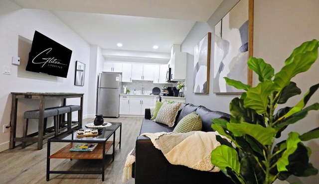 Queen Suite 20 Min from YEG Airport with Disney+