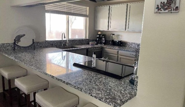 Quiet 3 Bed/2 Bath Home with quick access to I-25