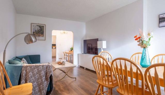 Quiet 5 BR 7 bed Escape w/sunny Deck near UBC