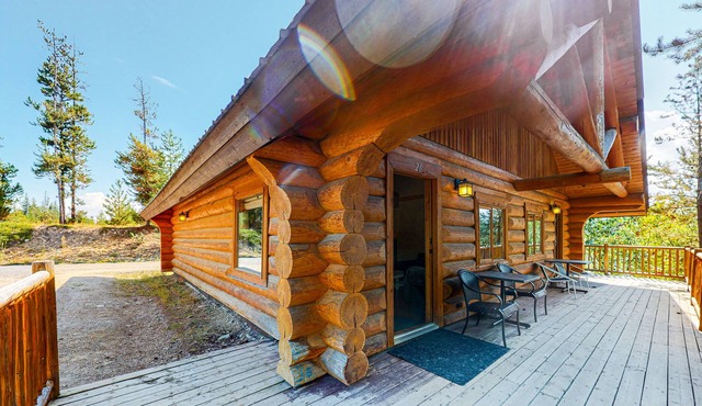 Quiet cabin getaway with private deck, full kitchen, & complimentary internet