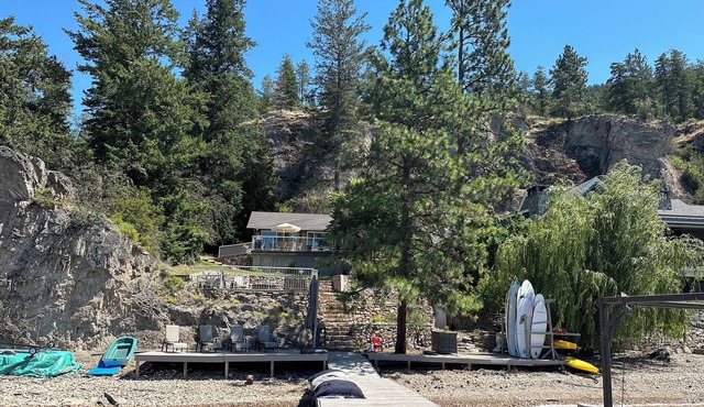 Quiet lakeside cottage getaway close to mountain bike and hiking trails.