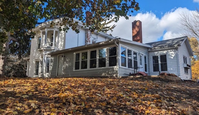 Quiet pet friendly country home a few miles from Lake Erie & Cedar Point