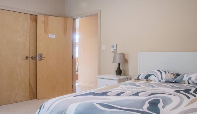 Quiet Private Room with Ensuite-Broadmead 908