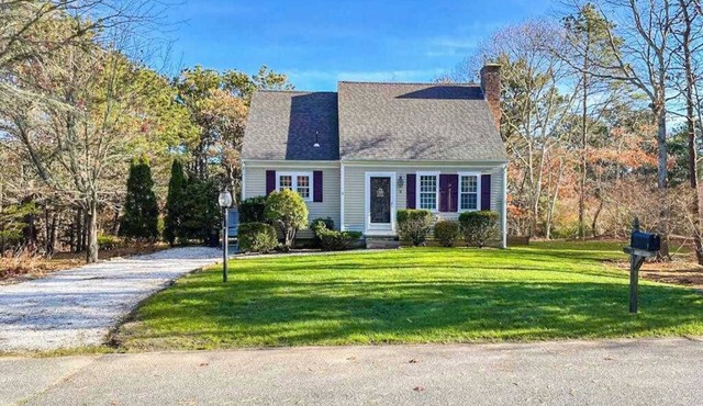 Quintessential Cape Cod Home. Beautiful Beaches, Chip Shot to Golf and Town