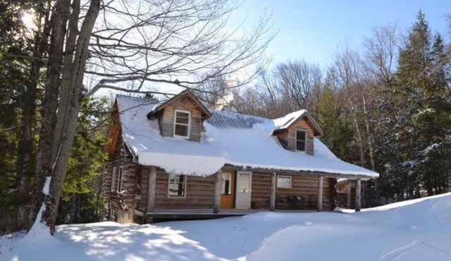 Quintessential Vermont log cabin in the Mad River Valley