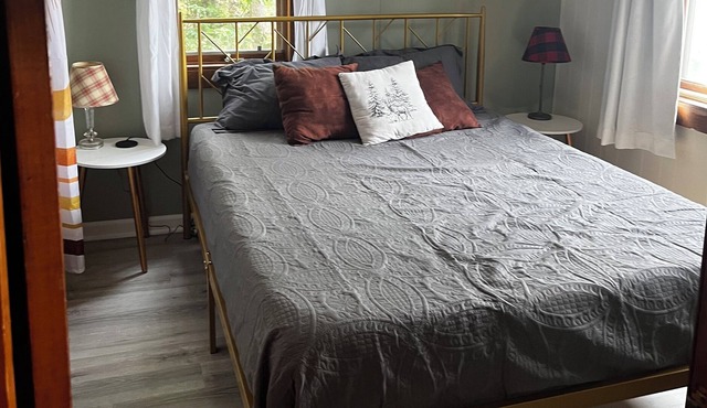 Quite vintage cabin 2 bedroom and 1 bath in the St. Germain area. Pet friendly.