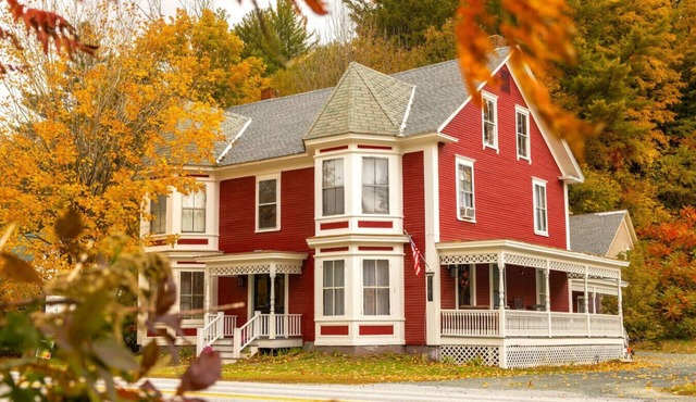Raspberry Inn · Classic Riverfront Home-Mins to Woodstock & Skiing