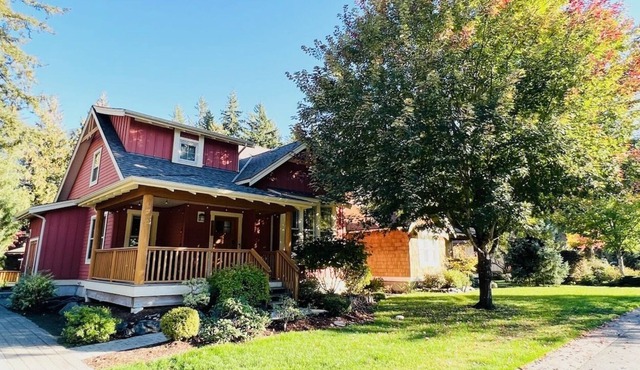 Ravenwood Cottage at Cultus with Pool & Hot Tub