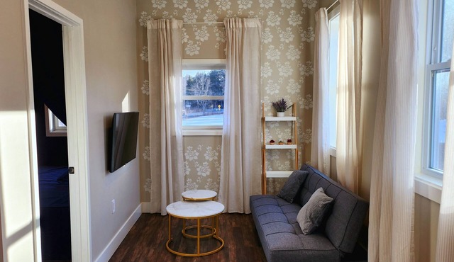 Recently Renovated Cozy Cottage in Private Village On VT-100 (5-min to Mount Snow)