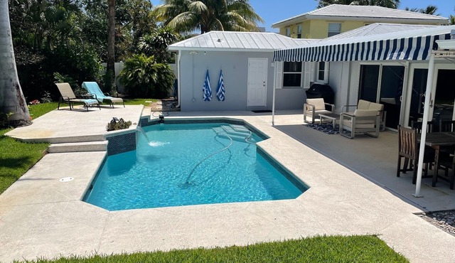 Relax in Paradise Bungalow; steps to the beach & private pool