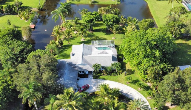Relax on 1 acre in Heart of Naples, Privacy, Gym, Pool, Hot Tub, Fireplace