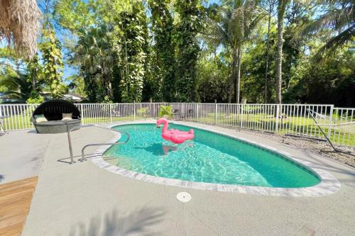 Relax Poolside! Family West Palm Beach Gem w/Yard