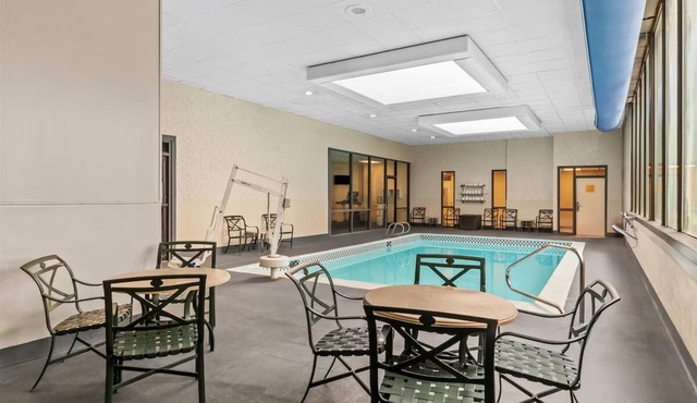 Relax & Recharge in Deluxe Two Queen Beds - Close to Local Dining & Attractions
