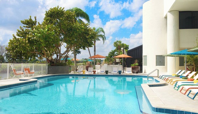 Relax & Unwind! 2 Friendly Units, Pool,Near Port of Miami Cruise Ship Terminals!