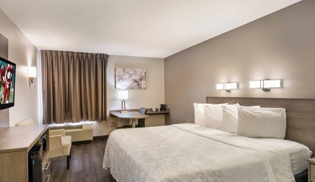 Relaxing Room w/Modern Essentials Near Salem Dining, Shopping, & Attractions