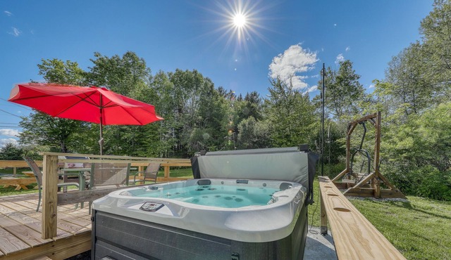 Renovated farmhouse near Okemo with fast WiFi, private hot tub & W/D