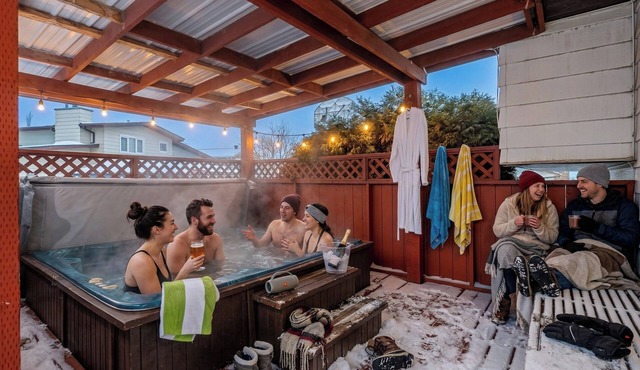 Renovated retreat in NE Edmonton with a hot tub, sauna, Pac-Man & Street Fighter arcade, home theater with projector & popcorn machine. 16 min to downtown, 8 min to Rundle Park golf. Built for families, friend groups & celebrations up to 13 guests.