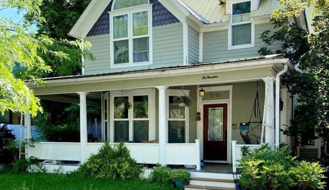 Renovated Victorian Gem: Downtown Mountain Views Arcade Fun