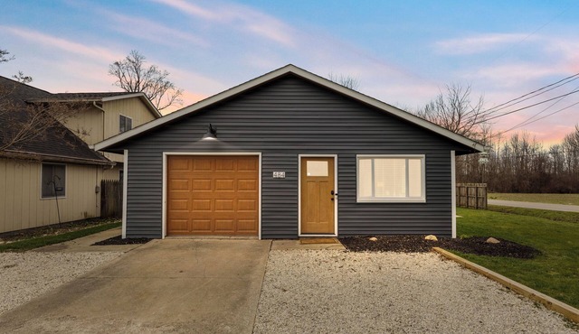 Renovated, Walk to the Lake, Firepit & Pet Friendly