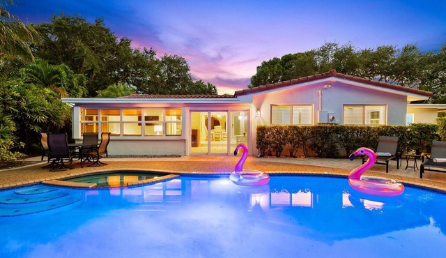 Retro 1950s Florida Home ~ Solar Heated Pool ~ Spa ~ Tiki Hut ~ Huge Backyard ~ Hammock ~ Two Bikes