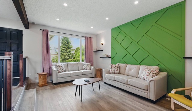 Rideau -Cozy & Bright Vintage Home Ideal Location