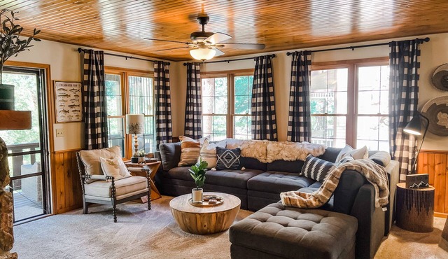 Riverfront Cottage with Spectacular Views near RMNP Entrance