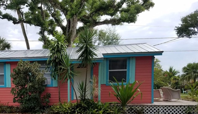Riverfront One Bedroom Fishing Cottage w/boat dock-Summer Specials!