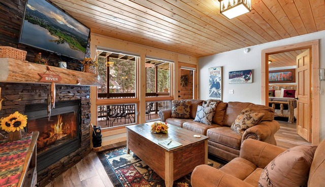 Riverfront Retreat Fireplace Close to RMNP