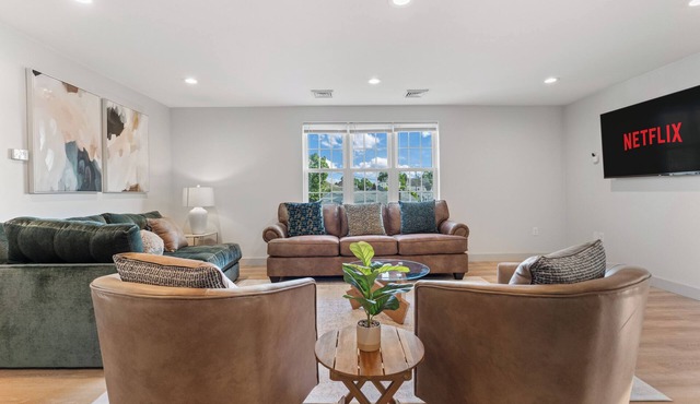 RiverLight Retreat- Relaxing Getaway- Large Group, Near Providence College