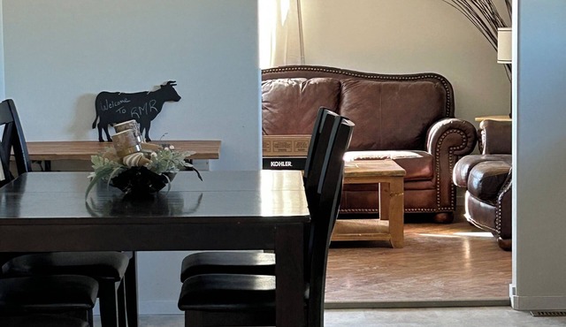 Rock Mountain Retreat, your tranquil getaway in Coronach. Pet-friendly!
