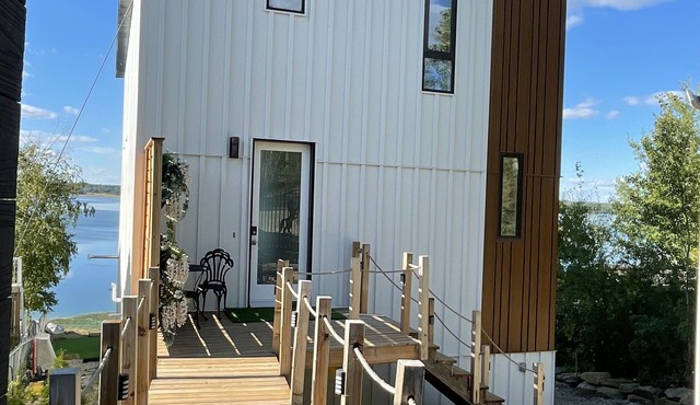 Romantic Family Lake front Cabin getaway 45 min W of Edmonton. 5 star cabin.