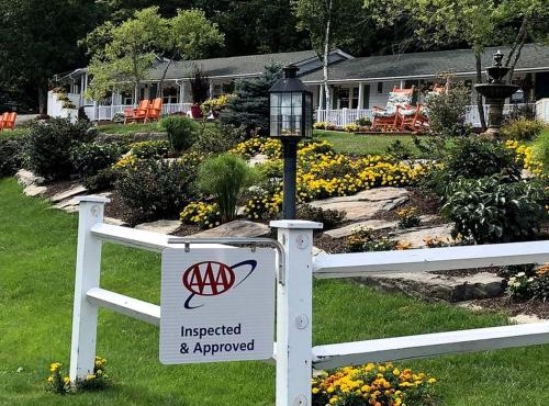 Romantic Getaway Accommodation Overlooking West Penobscot Bay in Maine