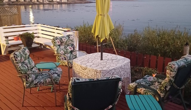Romantic Waterfront apartment. Sunrises/Sunsets from Deck.