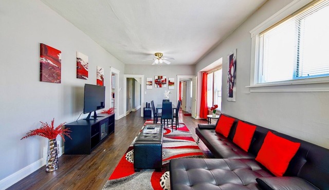 Rubi Lounge: Cozy 2BR Lower Unit | Patio, Porch & Parking 8 Mins to Downtown