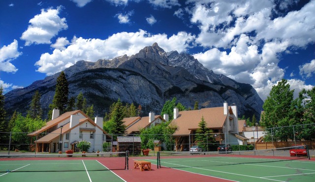 Rustic & Cozy Banff Getaway | Access 2 hot tubs!