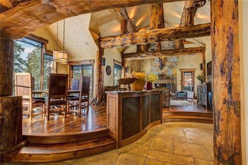 Rustic-elegance wrapped in custom mountain luxury, steps from Baldy Hiking Trail and shuttle stop