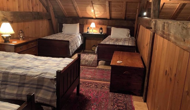 Rustic Loft Barn that sleeps 5, close to downtown Wolfeboro