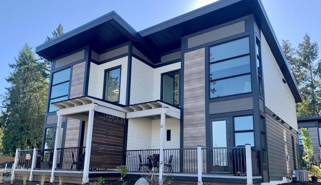 SandCastle Shores - 2 bedroom newly built Parksville townhome with beach access