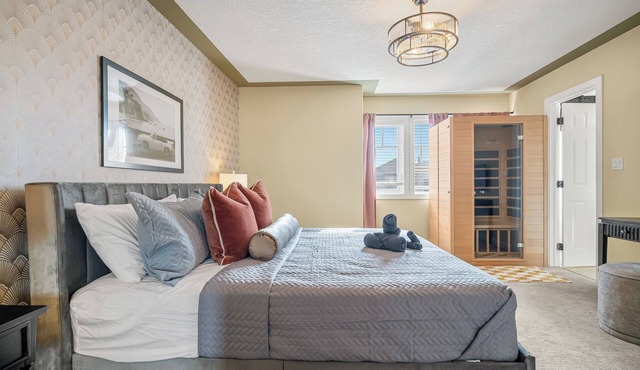 Sauna, home theater & themed bedrooms, 13 min from downtown Edmonton