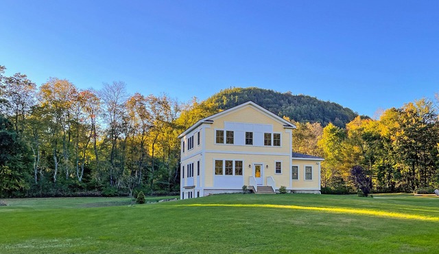 Secluded apt near the lake with mountain views, washer/dryer, firepit, fast WiFi