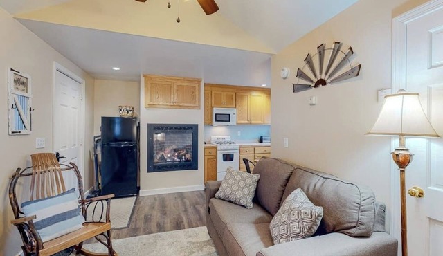 Secluded, dog-friendly cabin with hot tub, mountain view, fireplace & deck