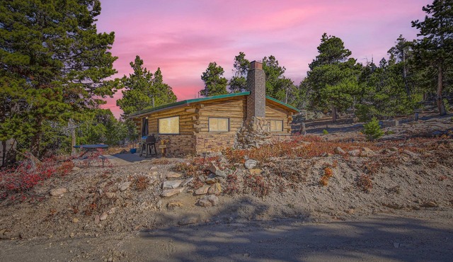 Secluded log cabin/hot tub. Ski, views, hike, silence.