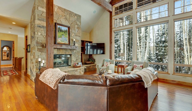 Secluded luxury cabin w/game room & mountain views - close to skiing